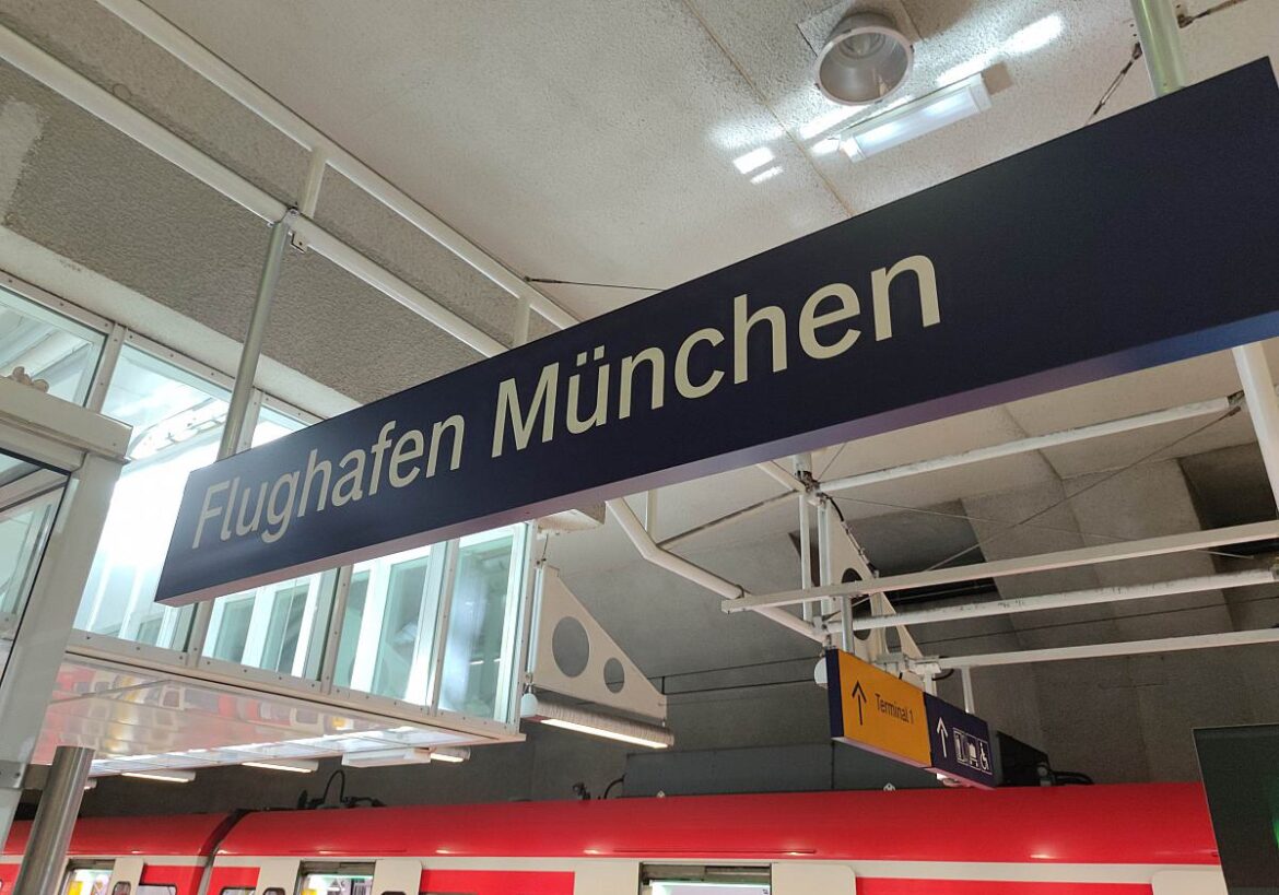 Schild FLughafen München