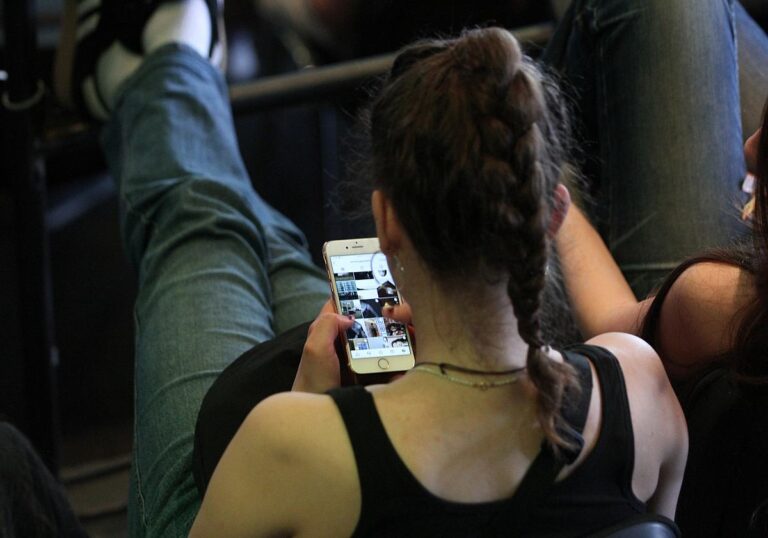 Frau am Smarphone