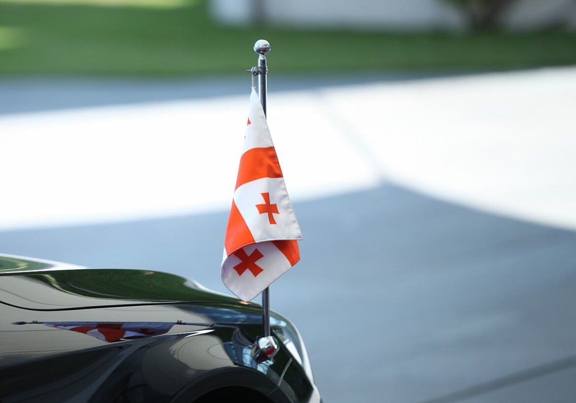 Georgische Flagge am Auto