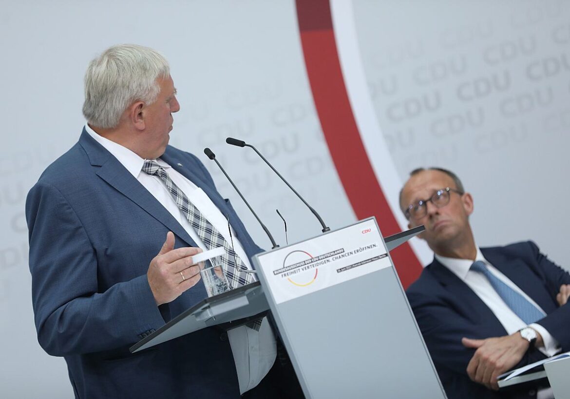 Karl-Josef Laumann (CDU) und Friedrich Merz (CDU) im Hintergrund