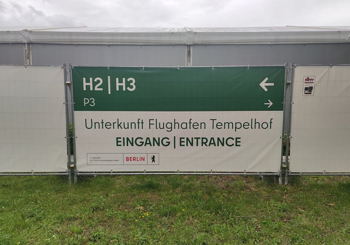 Schild Unterkunft Flughafen Tempelhof