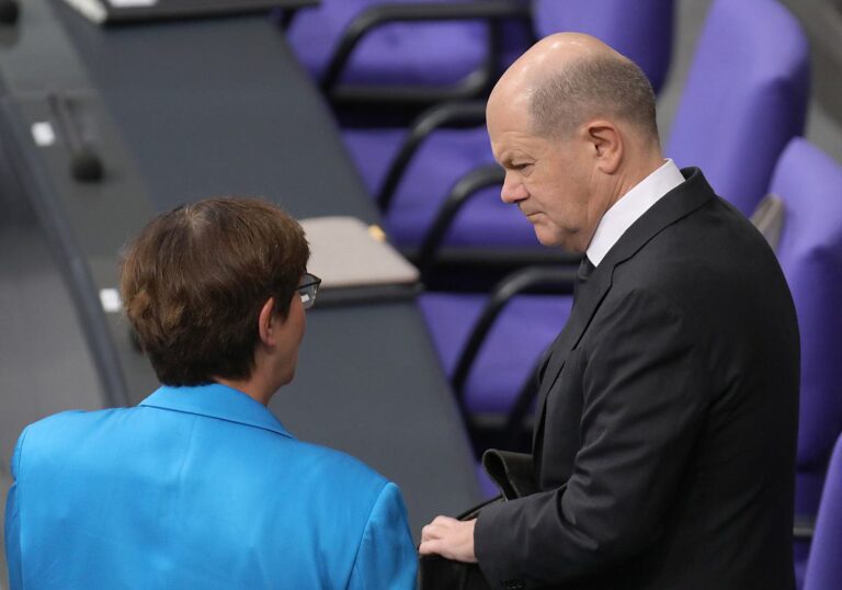 Saskia Esken (SPD-Vorsitzende) und Bundeskanzler Olaf Scholz (SPD)