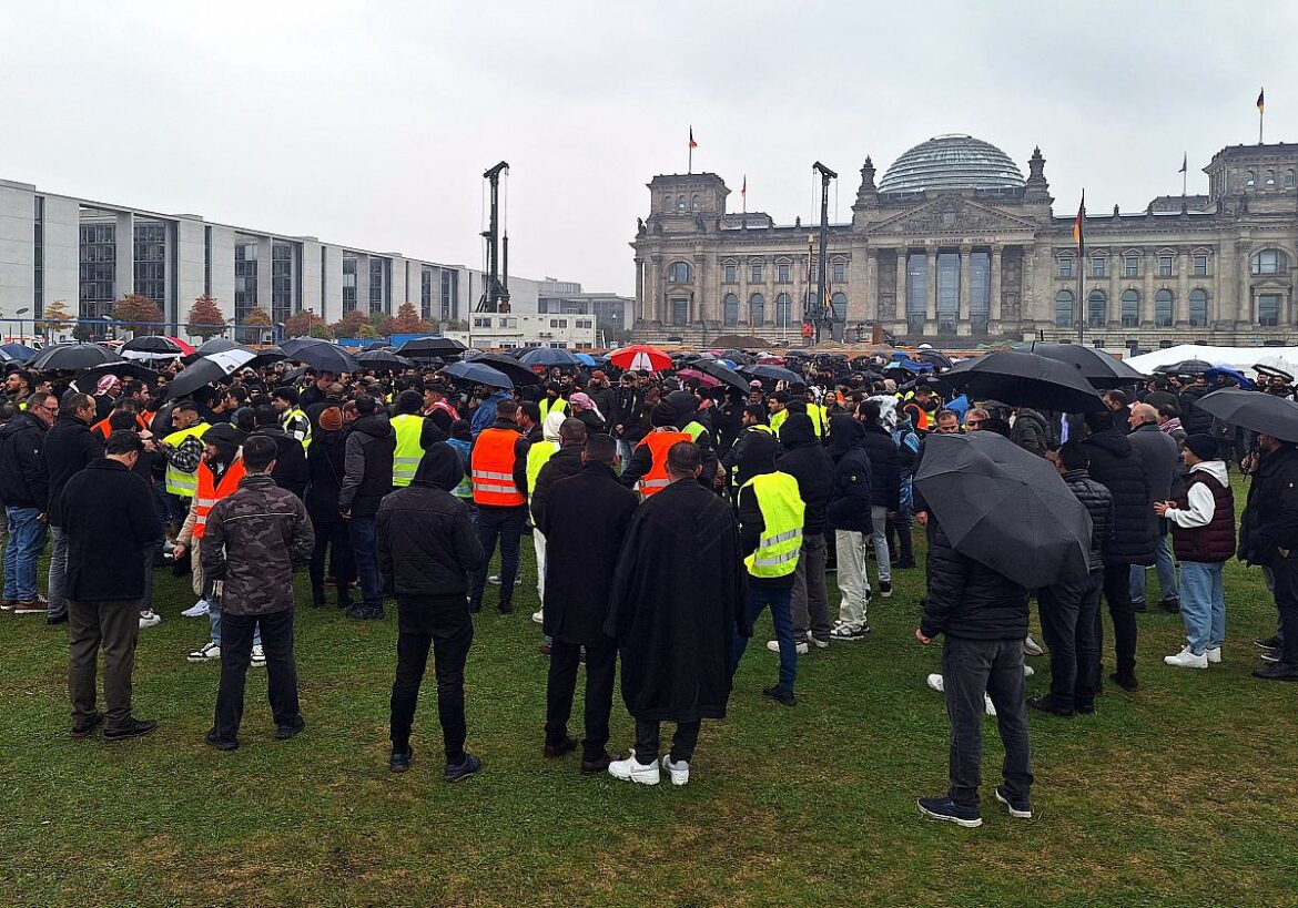 Demonstration vor dem Bundestagsgebäude