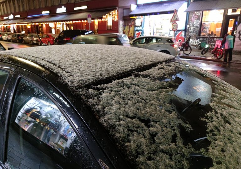 Verschneites Auto