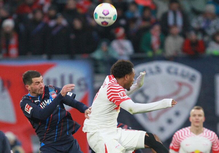 Kopfballduell zwischen zwei Spielern von Leipzig und Heidenheim