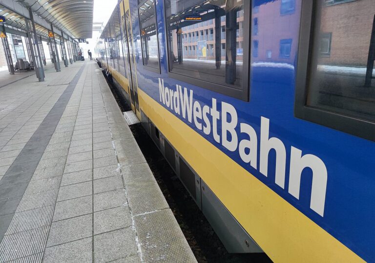 Zug der Nordwestbahn in Osnabrück (Gesamtstadt)