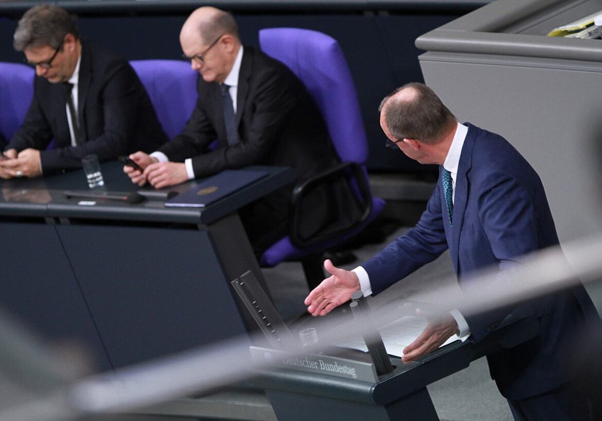 Friedrich Merz (CDU) spricht in Richtung Bundeskanzler Olaf Scholz (SPD) und Vizekanzler Robert Habeck (Die Grünen)