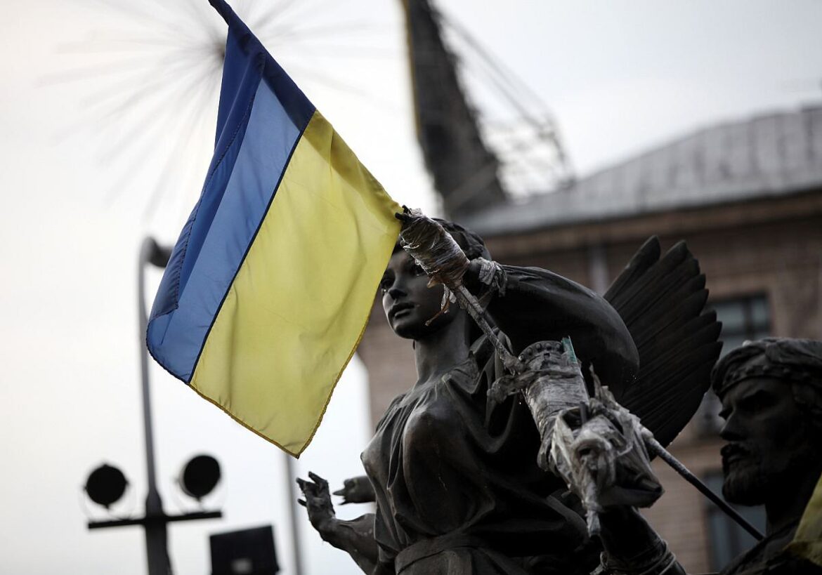 Statue mit ukrainischer Flagge