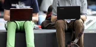 Personen mit Laptops