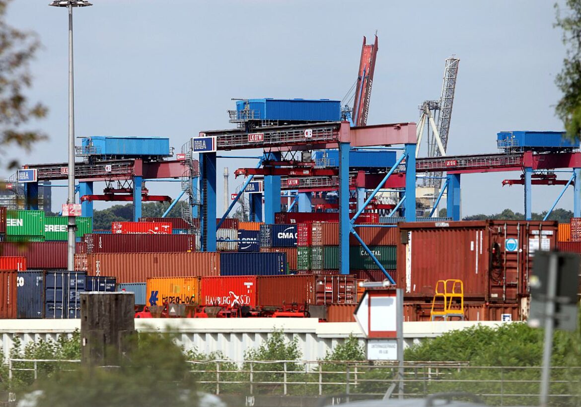 Verladung von Containern im Hafen