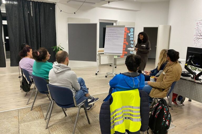 Train the trainer: Nach diesem Prinzip begleitet Exil-Mitarbeiterin Sarah Rodrigues de Aguiar Ehrenamtliche bei der Ideenfindung und Umsetzung neuer, interkultureller Angebote. / Foto: Exil e. V.