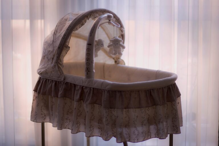 Leeres Babybett