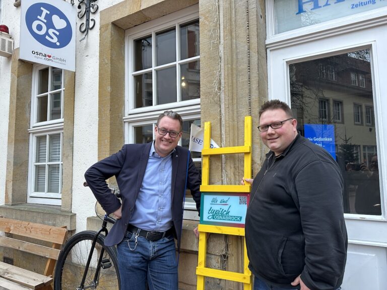 Ingmar Bojes (WFO) und Dominik Lapp mit Gelber Leiter vor der HASEPOST