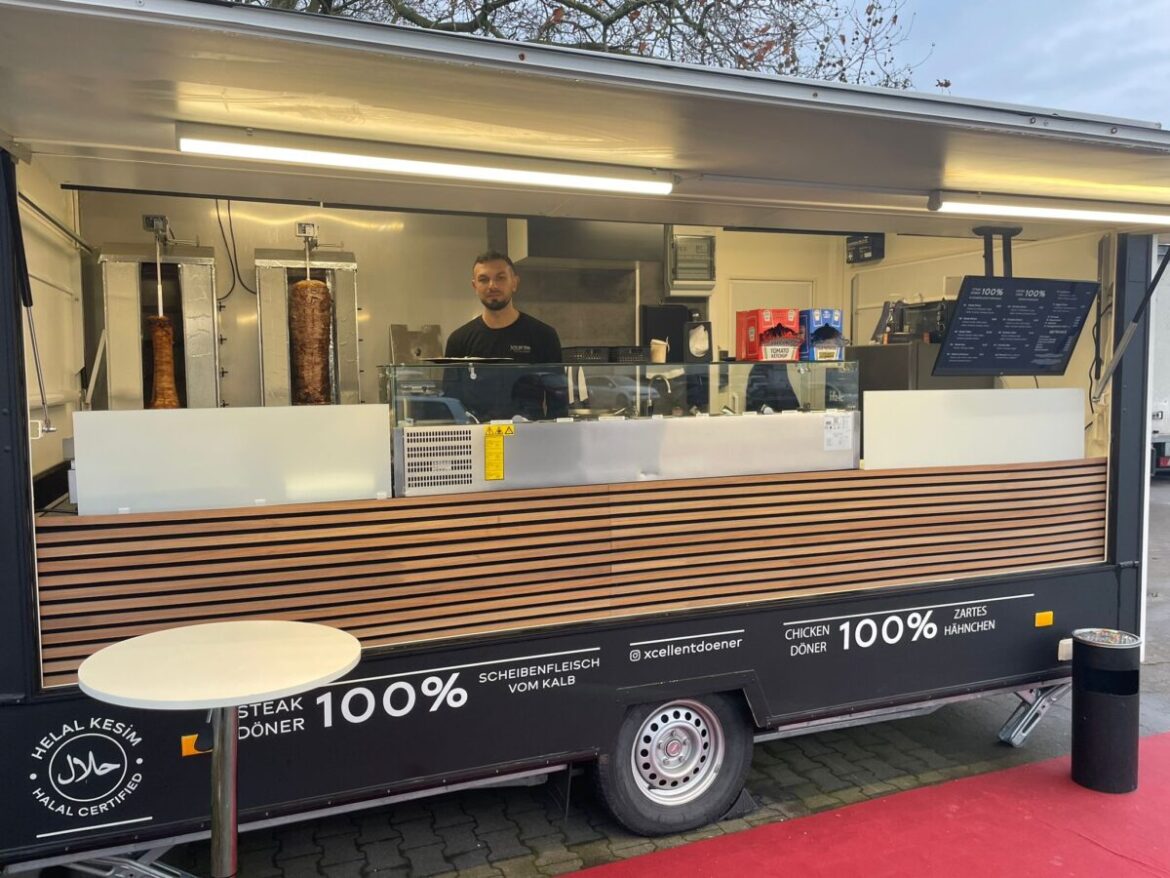 Inhaber Eray Alci im Foodtruck / Foto: privat