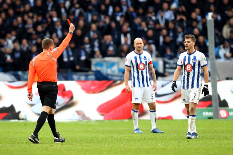 Patrick Ittrich zeigt Rot. / Foto: IMAGO/Jan Huebner