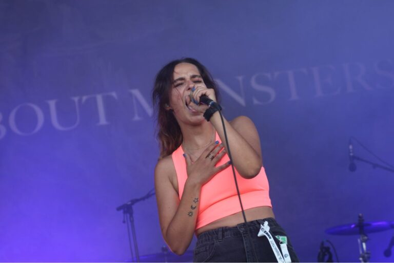 Frontfrau Maddy von der Osnabrücker Band About Monsters / Foto: kulturfeder.de