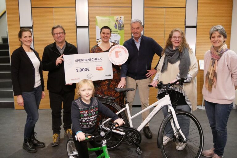 Frank Otte übergibt Scheck und Fahrrad. / Foto: Dominik Lapp