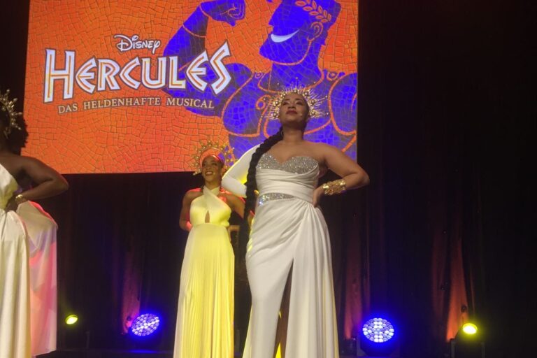 Jamie-Lee Uzoh als Muse Clio im Musical "Hercules"