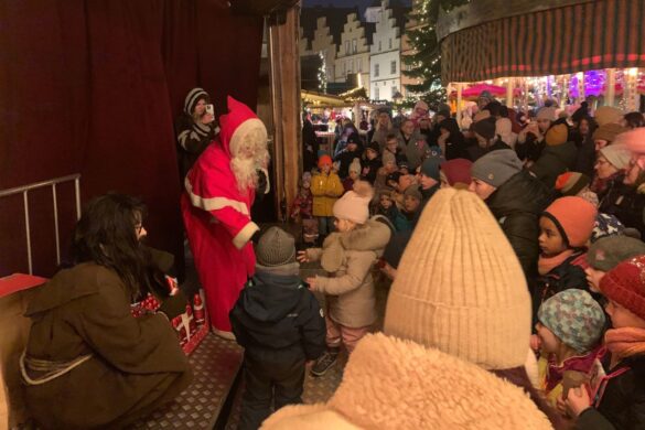 Hinter den Kulissen: Den Wams vom Osnabrücker Nikolaus trägt eine Frau