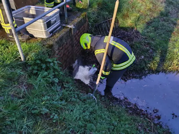 Einsatz in Hasbergen: Öl auf Gewässer