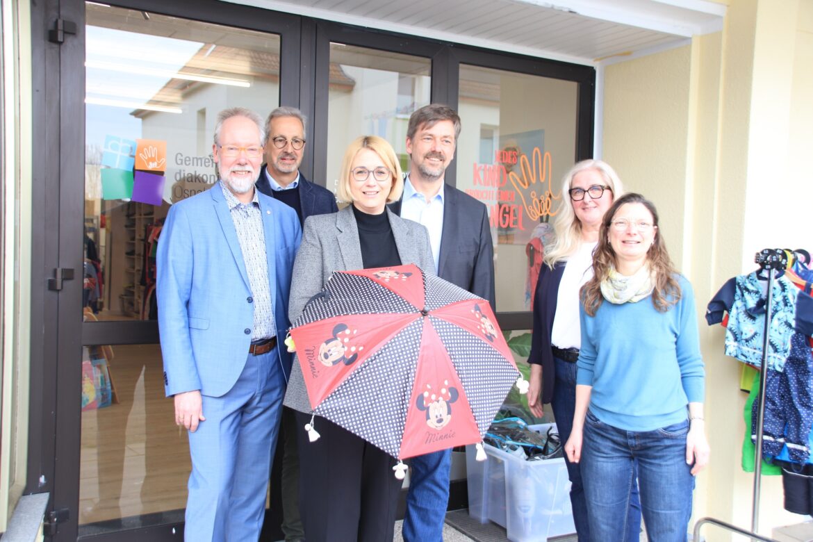 Ein Schirm mit Engeln als Dank: Oberbürgermeisterin Katharina Pötter (3. von links) hat die Schirmherrschaft für den Verein Gemeinwesendiakonie Osnabrück übernommen. Superintendent Dr. Joachim Jeska, Johannes Andrews, Pastor Arne Schipper, Christiane Mollenhauer und Dr. Silvia Trienen freuen sich über die Unterstützung. / Foto: Kirchenkreis Osnabrück. Maren Bergmann