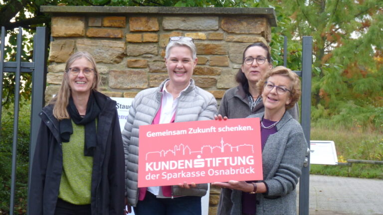 Prof. Renate Scheibe (re.) gemeinsam mit Yvonne Bouillon, Claudia Piepenbrink und Prof. Sabine Zachgo. / Foto: Rolf Wiethäuper