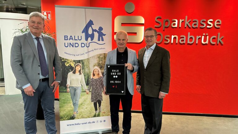 Von links: Kreisrat Matthias Selle, Dr. Dominik Esch als 1. Vorsitzender von Balu und Du e.V. sowie Johannes Hartig, Vorstandsvorsitzender der Sparkasse Osnabrück. / Foto: S. Höweler, Sparkasse Osnabrück