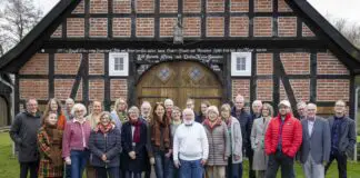 Die Museumsleitungen aus dem Landkreis trafen sich auf Einladung des Kulturbüros des Landkreises zum fachlichen Austausch auf der Venner Mühleninsel. / Foto: Swaantje Hehmann