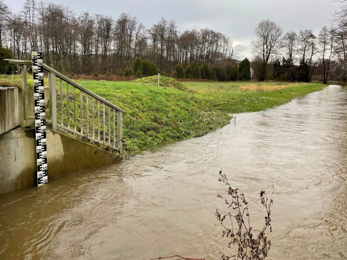 Die anhaltenden Niederschläge haben auch im Stadtgebiet von Georgsmarienhütte für steigende Pegel an der Düte gesorgt, so wie hier am Pegel Breenbach.