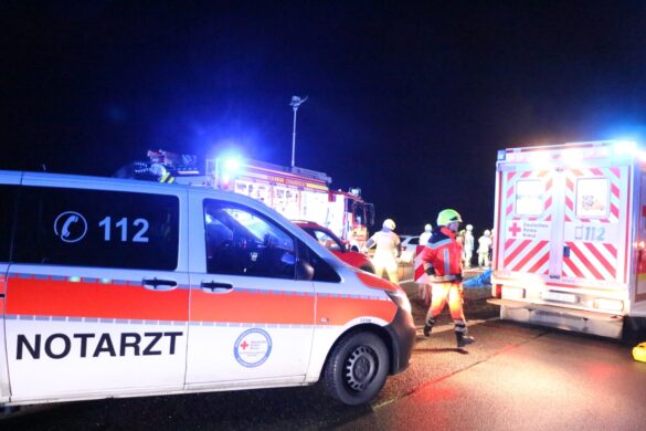 Schwerer Unfall auf der Autobahn 30 am Silvesterabend: Drei Verletzte, eine Frau in PKW eingeklemmt
