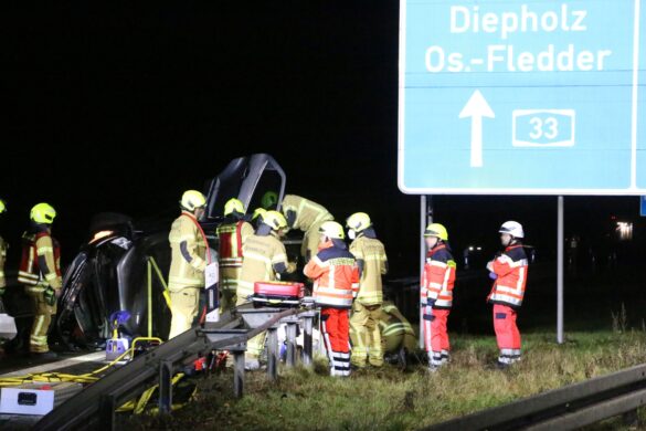 Schwerer Unfall auf der Autobahn 30 am Silvesterabend: Drei Verletzte, eine Frau in PKW eingeklemmt