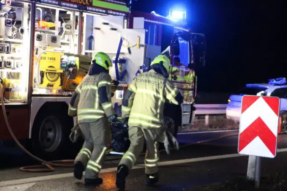 Schwerer Unfall auf der Autobahn 30 am Silvesterabend: Drei Verletzte, eine Frau in PKW eingeklemmt