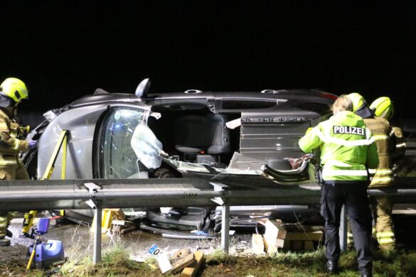 Schwerer Unfall auf der Autobahn 30 am Silvesterabend: Drei Verletzte, eine Frau in PKW eingeklemmt