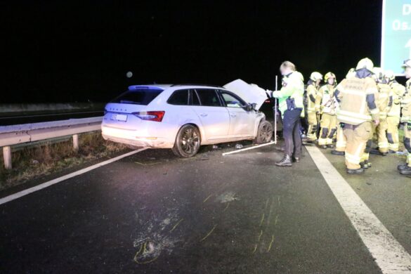Schwerer Unfall auf der Autobahn 30 am Silvesterabend: Drei Verletzte, eine Frau in PKW eingeklemmt