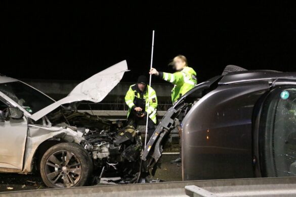 Schwerer Unfall auf der Autobahn 30 am Silvesterabend: Drei Verletzte, eine Frau in PKW eingeklemmt