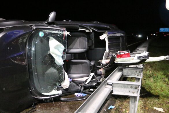 Schwerer Unfall auf der Autobahn 30 am Silvesterabend: Drei Verletzte, eine Frau in PKW eingeklemmt