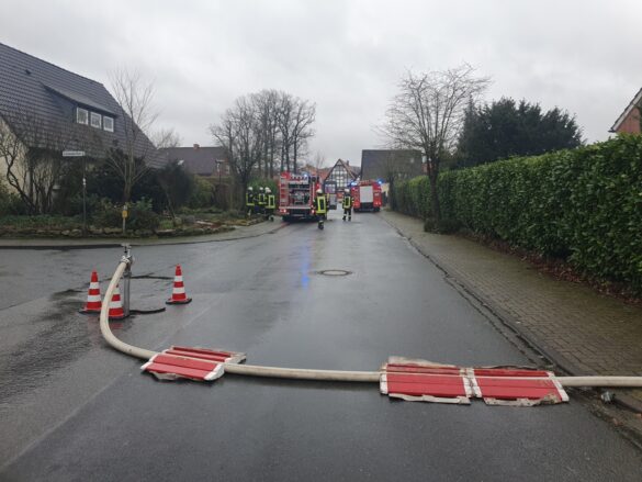 Gartenhütten in Melle in Brand, Feuer greift auf Lagerhalle über