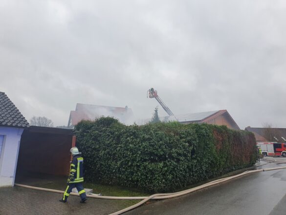Gartenhütten in Melle in Brand, Feuer greift auf Lagerhalle über