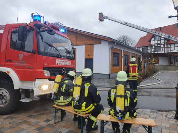 Gartenhütten in Melle in Brand, Feuer greift auf Lagerhalle über