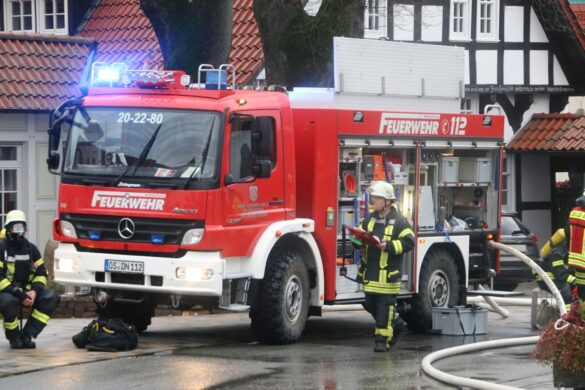 Gartenhütten in Melle in Brand, Feuer greift auf Lagerhalle über