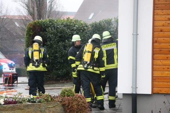 Gartenhütten in Melle in Brand, Feuer greift auf Lagerhalle über