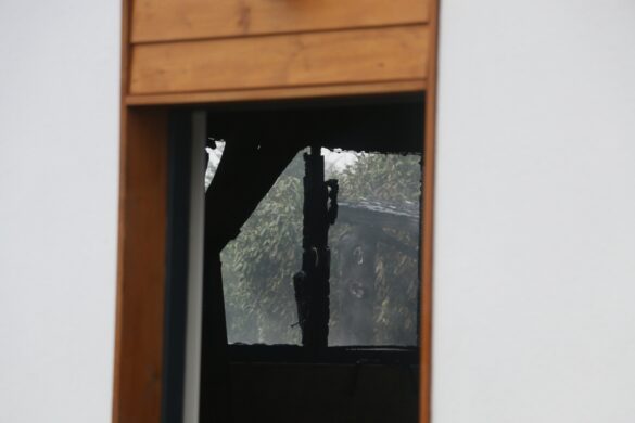 Gartenhütten in Melle in Brand, Feuer greift auf Lagerhalle über