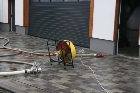 Gartenhütten in Melle in Brand, Feuer greift auf Lagerhalle über