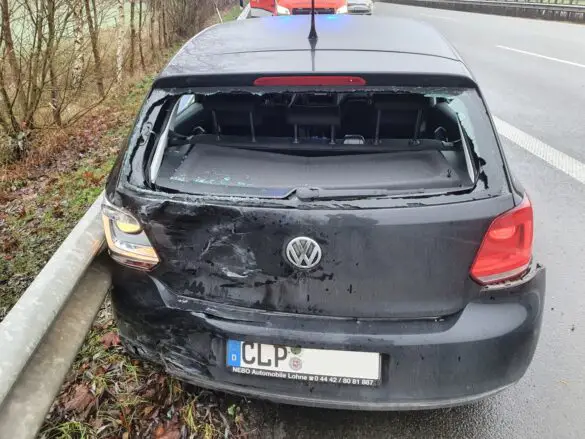 Problem mit Gaspedal auf der Autobahn A1 endet in Auffahrunfall nach Vollbremsung