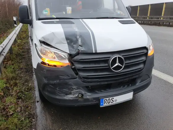 Problem mit Gaspedal auf der Autobahn A1 endet in Auffahrunfall nach Vollbremsung