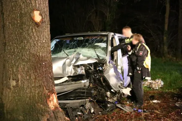 PKW-Fahrer nach Kollision an Baum lebensgefährlich verletzt in Bad Essen. / Foto: Heiko Westermann PKW-Fahrer nach Kollision an Baum lebensgefährlich verletzt in Bad Essen