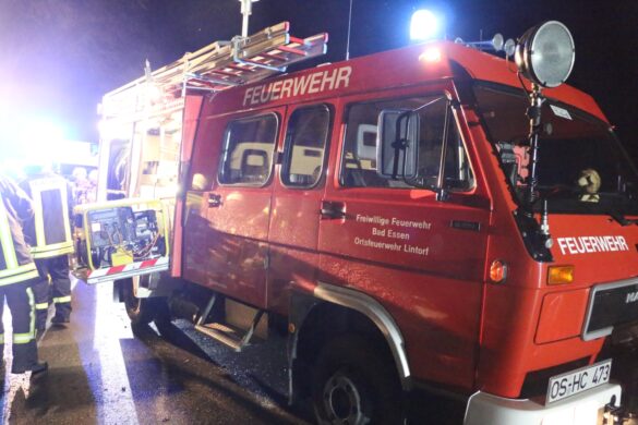 PKW-Fahrer nach Kollision an Baum lebensgefährlich verletzt in Bad Essen. / Foto: Heiko Westermann PKW-Fahrer nach Kollision an Baum lebensgefährlich verletzt in Bad Essen