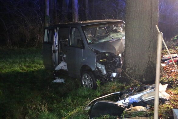 PKW-Fahrer nach Kollision an Baum lebensgefährlich verletzt in Bad Essen. / Foto: Heiko Westermann PKW-Fahrer nach Kollision an Baum lebensgefährlich verletzt in Bad Essen