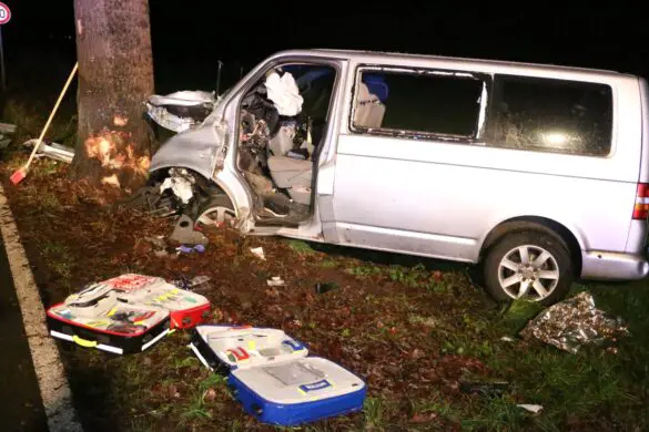 PKW-Fahrer nach Kollision an Baum lebensgefährlich verletzt in Bad Essen. / Foto: Heiko Westermann PKW-Fahrer nach Kollision an Baum lebensgefährlich verletzt in Bad Essen