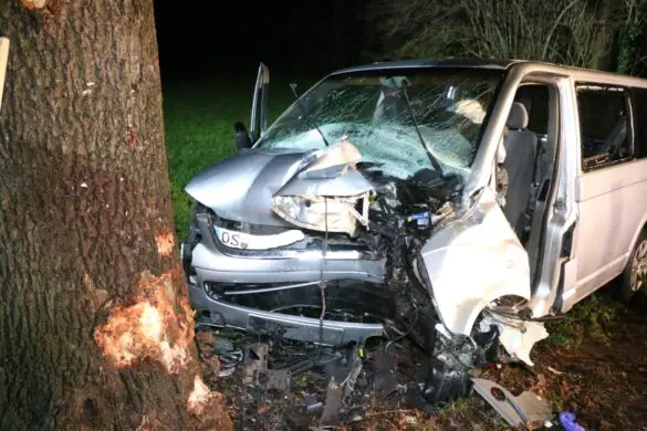 PKW-Fahrer nach Kollision an Baum lebensgefährlich verletzt in Bad Essen. / Foto: Heiko Westermann PKW-Fahrer nach Kollision an Baum lebensgefährlich verletzt in Bad Essen